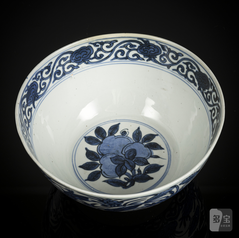 A fine decorated porcelain bowl with ducks in a lotus pond in strong underglaze blue - 图4